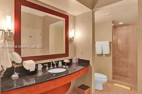 Hotel en venta en Sunny Isles Beach, Florida, 61.69 m2 № 683620 - foto 15