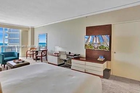 Hotel en venta en Sunny Isles Beach, Florida, 61.69 m2 № 683620 - foto 7