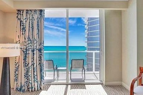 Hotel en venta en Sunny Isles Beach, Florida, 61.69 m2 № 683620 - foto 8