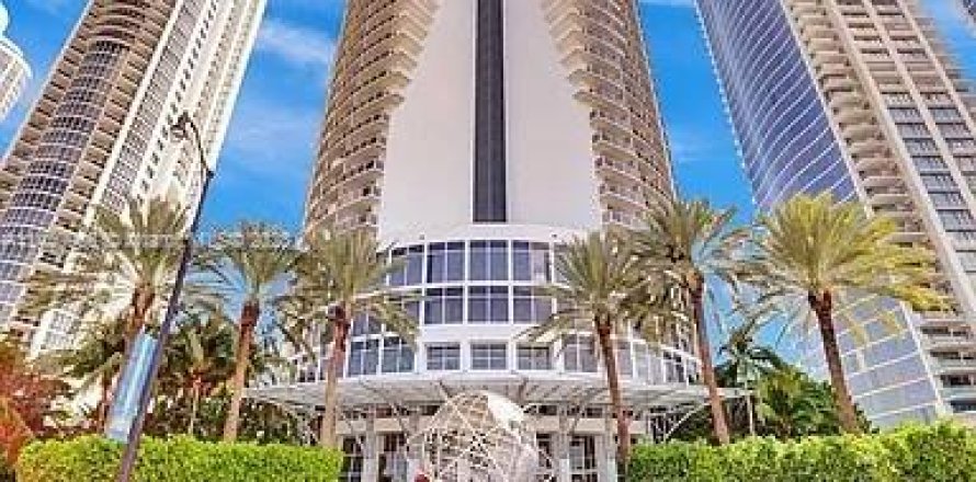 Hotel in Sunny Isles Beach, Florida 61.69 sq.m. № 683620