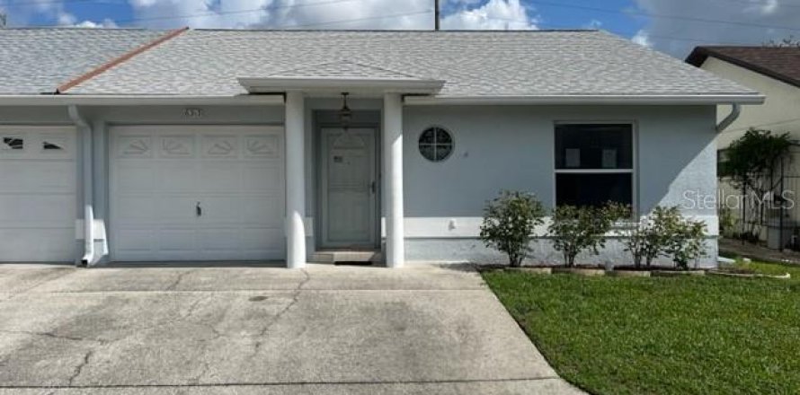 House in New Port Richey, Florida 2 bedrooms, 91.42 sq.m. № 1296949