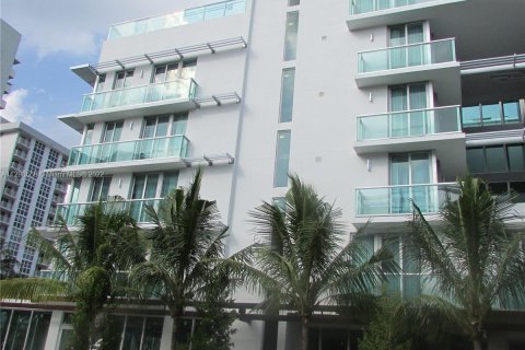Hotel en venta en Miami Beach, Florida, 1 dormitorio, 41.81 m2 № 151449 - foto 2