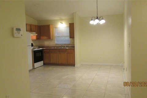 House in Saint Petersburg, Florida 4 bedrooms, 106.84 sq.m. № 1337882 - photo 4