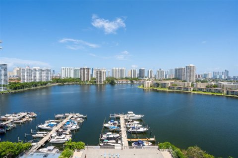 Condo in Aventura, Florida, 2 bedrooms  № 1318859 - photo 1