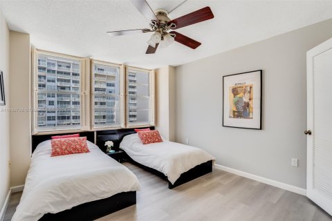 Condo in Aventura, Florida, 2 bedrooms  № 1318859 - photo 15