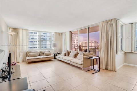 Condo in Aventura, Florida, 2 bedrooms  № 1318859 - photo 9