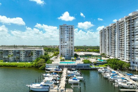 Condo in Aventura, Florida, 2 bedrooms  № 1318859 - photo 22