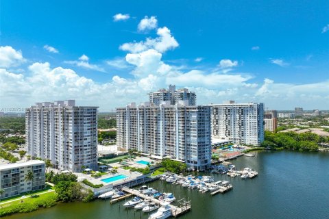 Condo in Aventura, Florida, 2 bedrooms  № 1318859 - photo 2