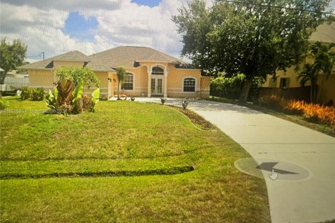 House in Port St. Lucie, Florida 3 bedrooms, 167.97 sq.m. № 1333640 - photo 1