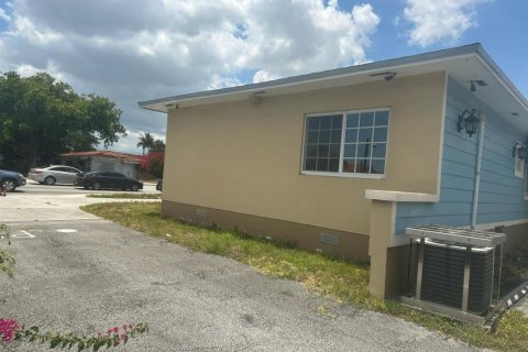 Propiedad comercial en venta en Hialeah, Florida № 1188737 - foto 2