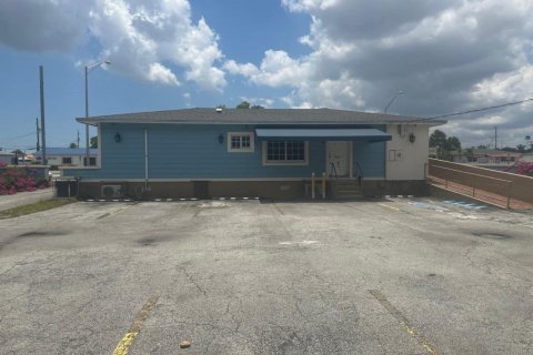 Commercial property in Hialeah, Florida № 1188737 - photo 4