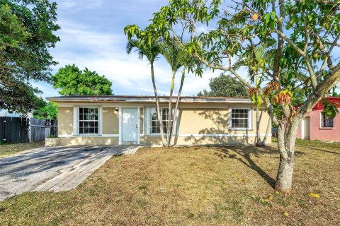 House in North Lauderdale, Florida 3 bedrooms, 91.97 sq.m. № 1188697 - photo 15