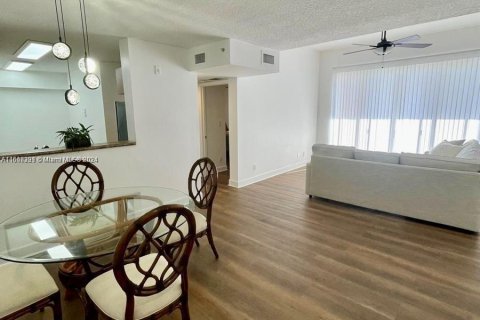 Condo in Dania Beach, Florida, 2 bedrooms  № 1238759 - photo 11