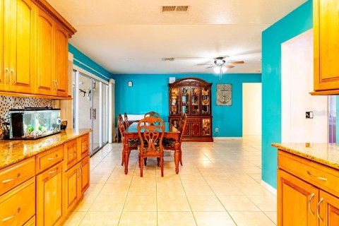 Casa en venta en Palm Bay, Florida, 2 dormitorios, 202.06 m2 № 1337165 - foto 4