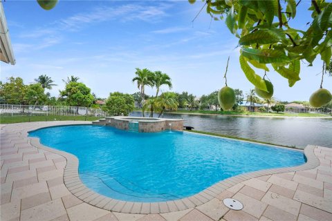 Villa ou maison à vendre à Pembroke Pines, Floride: 5 chambres, 310.76 m2 № 1281307 - photo 1