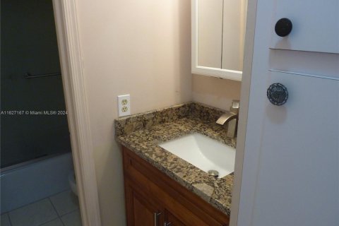 Condo in Pompano Beach, Florida, 1 bedroom  № 1281309 - photo 25