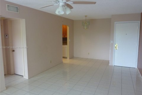 Condo in Pompano Beach, Florida, 1 bedroom  № 1281309 - photo 11