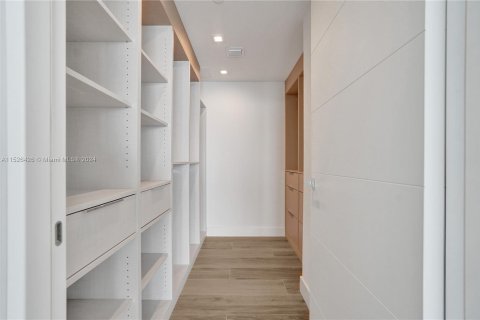 Condo in Miami Beach, Florida, 3 bedrooms  № 1000156 - photo 26