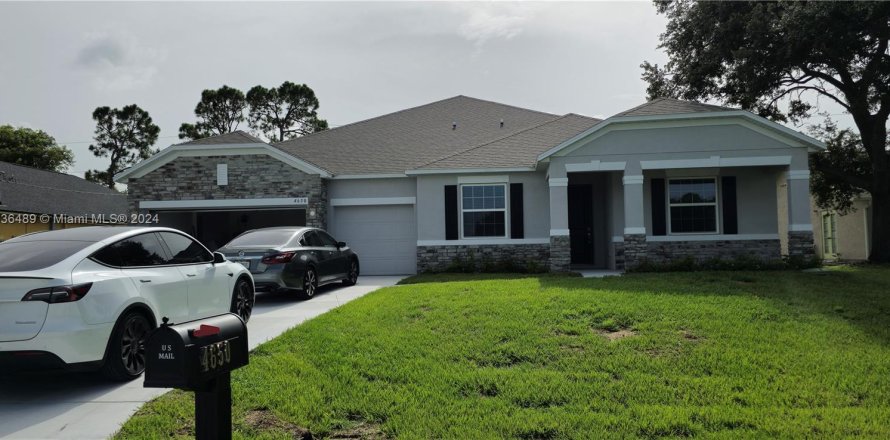 House in Port St. Lucie, Florida 4 bedrooms, 290.78 sq.m. № 1306098