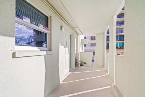 Condo in Lauderdale-by-the-Sea, Florida, 2 bedrooms  № 862555 - photo 23