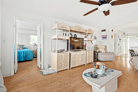 Condo in Lauderdale-by-the-Sea, Florida, 2 bedrooms  № 862555 - photo 17