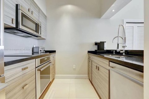 Condo in Miami, Florida, 3 bedrooms  № 972553 - photo 13