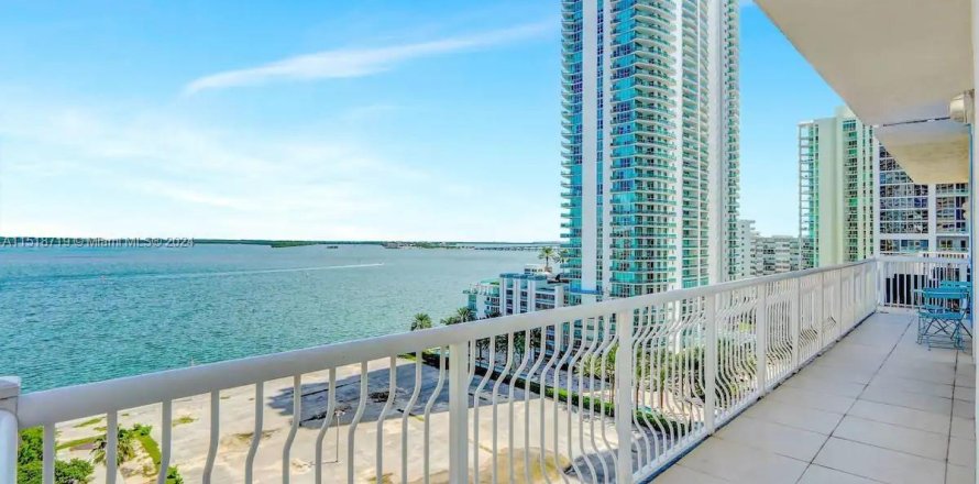 Condo in Miami, Florida, 3 bedrooms  № 972553