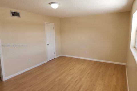 Touwnhouse à vendre à Miami Gardens, Floride: 2 chambres, 103.12 m2 № 1167875 - photo 16