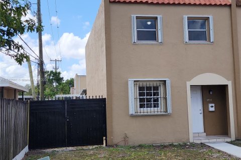 Adosado en venta en Miami Gardens, Florida, 2 dormitorios, 103.12 m2 № 1167875 - foto 1