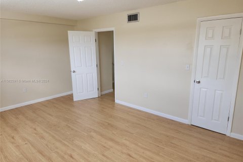 Touwnhouse à vendre à Miami Gardens, Floride: 2 chambres, 103.12 m2 № 1167875 - photo 19