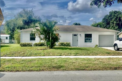 Villa ou maison à vendre à West Palm Beach, Floride: 3 chambres, 109.25 m2 № 878467 - photo 2