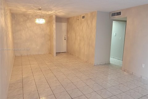 Condo in Miami, Florida, 2 bedrooms  № 1383491 - photo 2