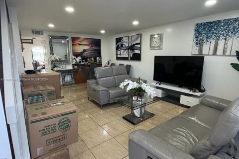 Condominio en venta en Hialeah, Florida, 3 dormitorios, 117.15 m2 № 1383494 - foto 9