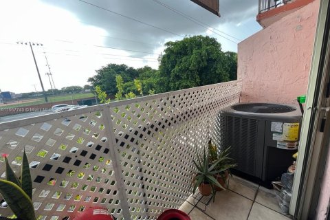 Condominio en venta en Hialeah, Florida, 3 dormitorios, 117.15 m2 № 1383494 - foto 3