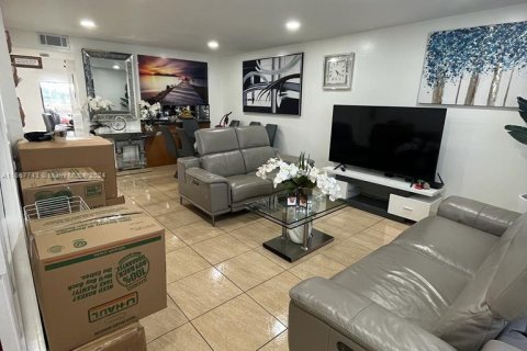 Condominio en venta en Hialeah, Florida, 3 dormitorios, 117.15 m2 № 1383494 - foto 10