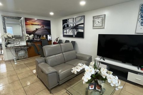 Condominio en venta en Hialeah, Florida, 3 dormitorios, 117.15 m2 № 1383494 - foto 7