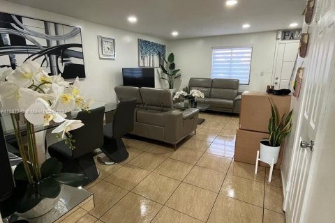 Condominio en venta en Hialeah, Florida, 3 dormitorios, 117.15 m2 № 1383494 - foto 5