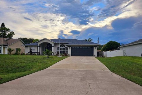 House in Palm Bay, Florida 3 bedrooms, 172.52 sq.m. № 1335792 - photo 5