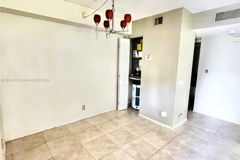 Condo in Oakland Park, Florida, 1 bedroom  № 1294804 - photo 7