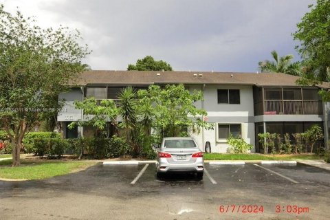 Condo in Oakland Park, Florida, 1 bedroom  № 1294804 - photo 1