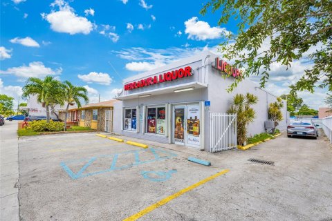 Propiedad comercial en venta en Hialeah, Florida № 26825 - foto 3