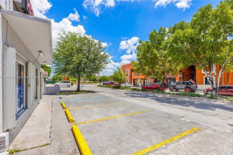 Immobilier commercial à vendre à Hialeah, Floride № 26825 - photo 4