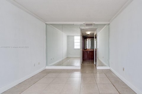 Condo in Sunny Isles Beach, Florida, 1 bedroom  № 700016 - photo 30