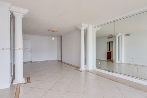 Condo in Sunny Isles Beach, Florida, 1 bedroom  № 700016 - photo 17