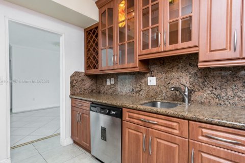 Condo in Sunny Isles Beach, Florida, 1 bedroom  № 700016 - photo 21