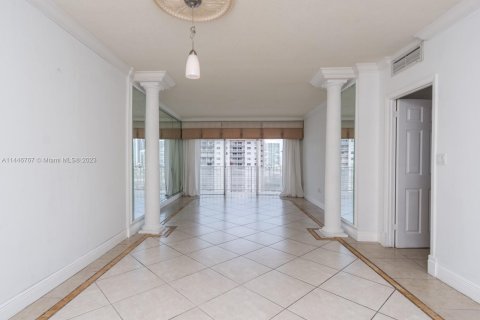 Condo in Sunny Isles Beach, Florida, 1 bedroom  № 700016 - photo 10