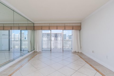 Condo in Sunny Isles Beach, Florida, 1 bedroom  № 700016 - photo 14