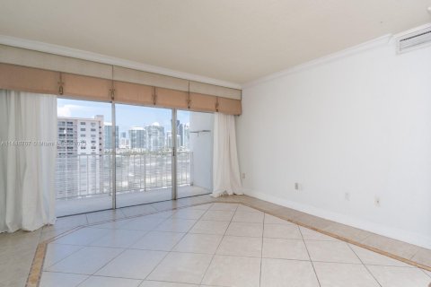 Condo in Sunny Isles Beach, Florida, 1 bedroom  № 700016 - photo 12