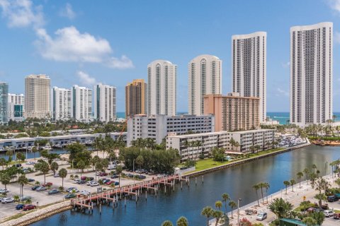 Condo in Sunny Isles Beach, Florida, 1 bedroom  № 700016 - photo 4