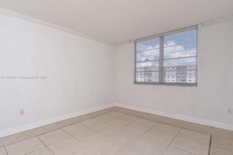 Condo in Sunny Isles Beach, Florida, 1 bedroom  № 700016 - photo 28